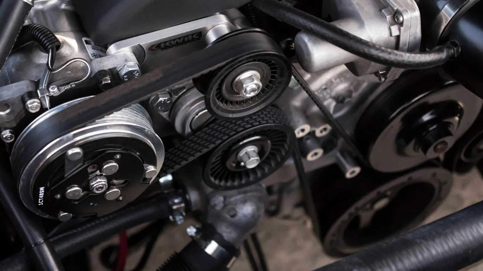 Detalle de la correa y poleas de un motor